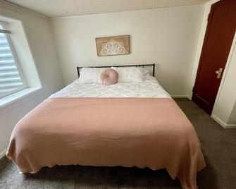 Cozy Downtown Zen Destination - Idaho Falls - Bedroom