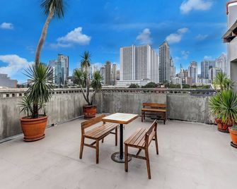 BR Block Boutique and Residences - מאקאטי סיטי - מרפסת