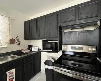 Cozy 3 Bedroom Home - Brownsville - Cocina