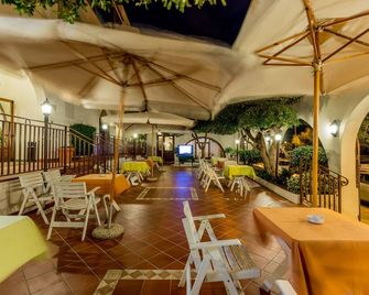 هوتل إل باليار - الغيرو - مطعم