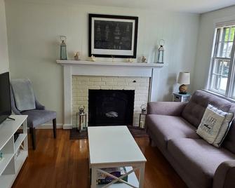 Beach 0.7 Mi walk to Craigville & Covell beach, 3-night min thru - June, 3 Bikes - Centerville - Living room