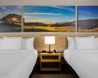 Days Inn and Suites by Wyndham Hammond, IN - Hammond - Bedroom