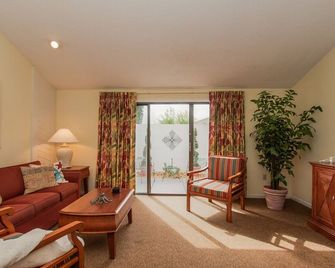 TimeOut! Spacious condo - 2 Bedroom, 2 Bath, Sleeps 6, Pool - Mulberry - Living room