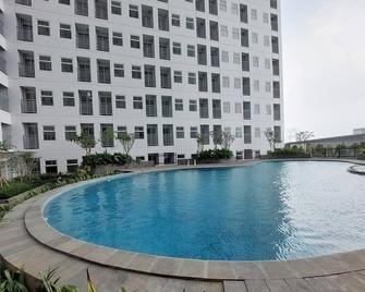 Nice And Comfy Studio At Serpong Garden Apartment - Serpong - Pool