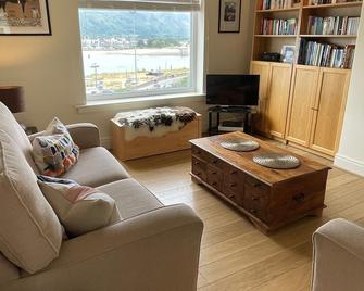 Beautiful 2 bedroom apartment with estuary views - Deganwy - Living room