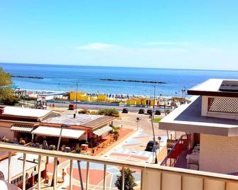 Beautiful Sea View, Lovely Two-Room Apartment Air Conditioned At The Lido DI Pomposa - Lido di Pomposa - Ban công