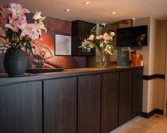 Coach & Horses Hotel - Cardiff - Front desk
