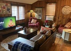 Woodland Oasis Cabin Apartment - Youngstown - Wohnzimmer