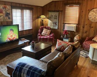 Woodland Oasis Cabin Apartment - Youngstown - Living room