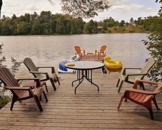 Magnifique updated lakefront chalet (CITQ #300310) - Saint-André-Avellin - Patio