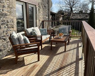 Les gites Perard sleeps 8. Family-friendly and pets welcome. Pool - Caylus - Balcón
