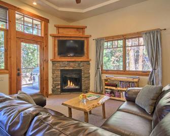 Spacious King Suite, Inside Yosemite Gate, Perfect For Couples - Yosemite West - Living room