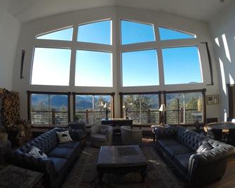 Mountain Retreat 37 acres, close to HWY 285, borders National Forest - Bailey - Living room