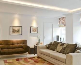 Crieff Armoury Luxury Self Catering Apartment - Crieff - Living room