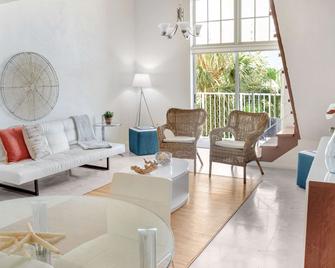 Suites at Coral Resorts - Key Biscayne - Living room