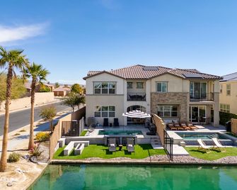 Lakefront w Private Pool Great for Festival Season Lago Luxe by AvantStay - Indio - Building