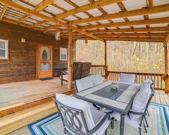 Steps to Kentucky Lake Cozy Cabin with Deck! - Waverly - Patio