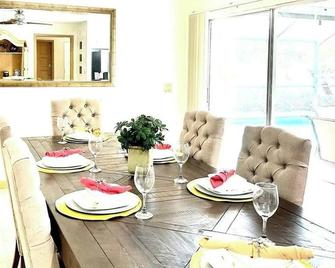 Beautiful 3 Bed House with pool - North Fort Myers - Dining room