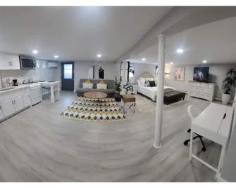 The Q Place ~Very cozy and private retreat Estudio/apartment~ - West Hempstead - Sala de estar