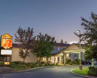 Super 8 by Wyndham Bend - Bend - Κτίριο