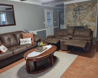 Cozy home in Conyers - Conyers - Living room