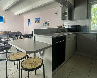 3-Bedroom House In La Palmyre - Near The Sea, Parking, Wifi, Pets Allowed - La Palmyre - Cucina