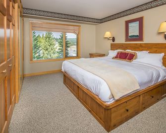 Ski in/out w/views of Lone Peak, shared hot tub/pool/fitness center - Shoshone Slopeside Base Area - Big Sky - Bedroom