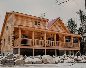 Secluded Luxury Cabin with Hot Tub, 10 mins from Cobourg Beach - Cobourg - Building