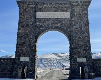 Yellowstone Retreat Rentals U4: two blocks from Yellowstone! - Gardiner - Building