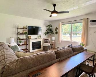 EASY checkout, safe home off I40 KING pet friendly - Kingston