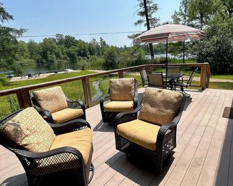 Cozy 3-bedroom lake house with private beach area and fire pit in Greenville - Greenville - Balcony