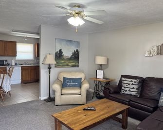 Haven Ridge is a comfortable, quiet, space minutes from the ARK Encounter. - Dry Ridge - Вітальня
