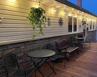 Spacious home with a view of the Shark River and a game room. - Belmar - Patio