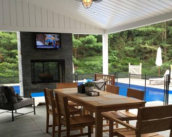 Bridgehampton outdoor tv&fireplc - Bridgehampton - Patio