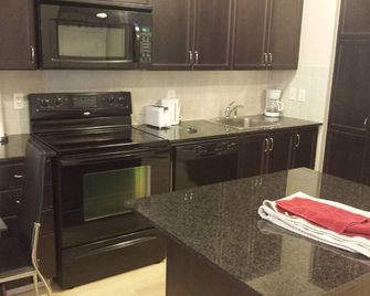 Spectacular View, 2 Bedrooms Furnished Condo And Best Location - Mississauga - Kitchen
