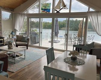 Over water Beach house with pickleball - Parry Sound