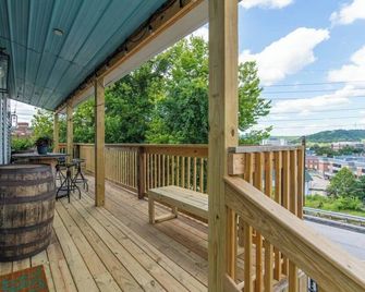 This house is a 2 bedroom(s), 1 bathrooms, located in Frankfort, KY. - Франкфорт - Балкон