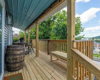 This house is a 2 bedroom(s), 1 bathrooms, located in Frankfort, KY. - Франкфорт - Балкон