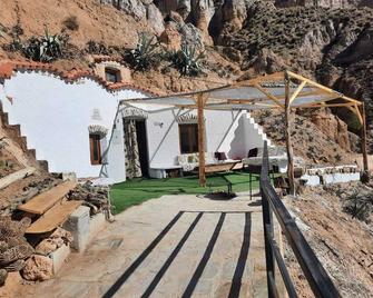 Creatively designed CaveHouse with jacuzzi - Gorafe - Patio