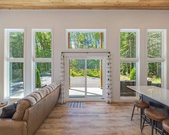 Black Haven Tiny Home - Surry - Sala de estar