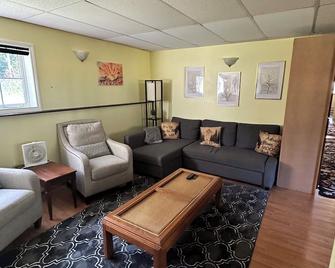 Spacious 3-bedroom apartment in the heart of Valdez with WiFi - Valdez - Living room