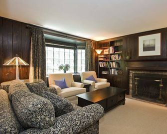 Best Home & Walking Location! 2hrsnyc, Great Restaurants, Shops, Gas Bbq,hot Tub - Washington - Living room