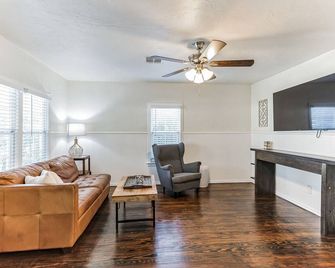 Winsome Woodward 2bd, 1 ba near fairgrounds and OKC Downtown Riverwalk - Oklahoma City - Living room
