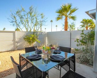 Sleek 2-story Townhouse w/ Sweeping Mountain Views - Palm Springs - Balcony