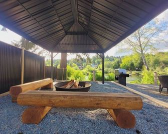 Studio at Riverside Boutique Motel - River Room - Lake Cowichan - Patio