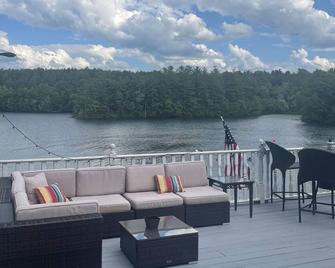 Peaceful Seasonal lake front cottage with view of Burden Lake - Averill Park - Balcón