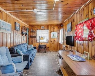 2025 Hampton Beach Cottage for rent. Saturday to Saturday bookings only - Hampton - Living room