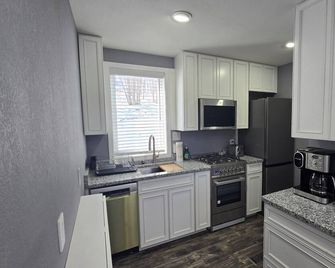 Rose's River Retreat@Monument Pool w/ 2300' of Private Access on the West Branch - Starlight - Cocina