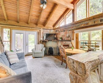 Riverfront Deck Outdoor Retreat in Fairhope! - Fairhope - Sala de estar