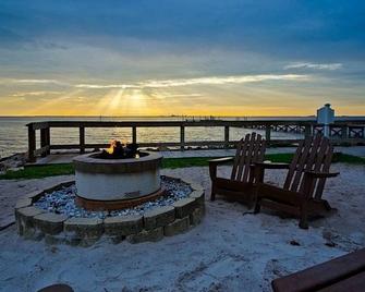 Beach Happy Getaway! - Ruskin - Patio